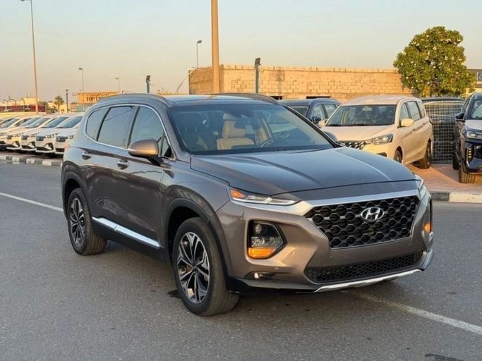 مستعملة Hyundai Santa Fe رابعاً, 2.0 l, 2019 في في دبي من Shamshad Motors FZCO، اللون ذهبي. أخرى | AUTO.AE