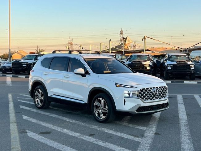 مستعملة Hyundai Santa Fe فيس ليفت IV, 2.5 l, 2022 في في دبي من SIKANDAR MOTORS، اللون أبيض. المواصفات الأمريكية | AUTO.AE