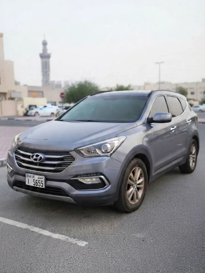 مستعملة Hyundai Santa Fe ثالثاً فيس ليفت, 2.0 l, 2018 في في الإمارات, دبي، اللون رمادي. مواصفات الخليج | AUTO.AE | إعلان #274928