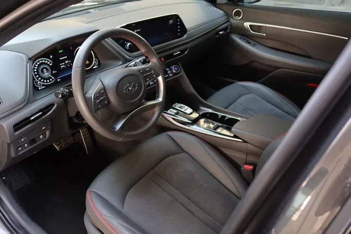 Hyundai Sonata VIII (DN8), 2022 седан  класса в Дубае от Alligator Car Rental серый цвет | AUTO.AE