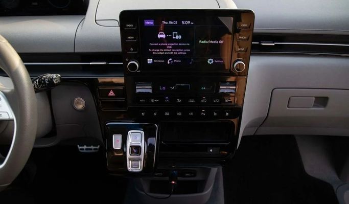 Подержанный Hyundai Staria, 2.2 л, 2022 в Дубае от Dresden Motors Черный цвет. GCC | AUTO.AE