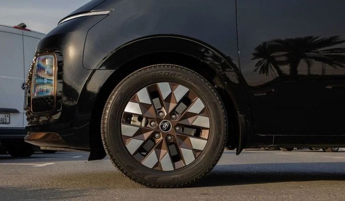 Подержанный Hyundai Staria, 2.2 л, 2022 в Дубае от Dresden Motors Черный цвет. GCC | AUTO.AE