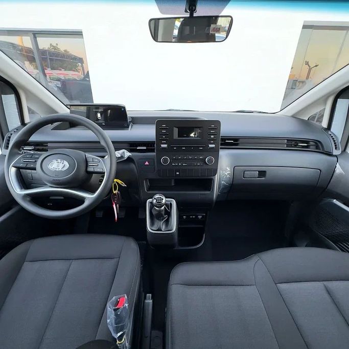 Новый Hyundai Staria, 2.2 л, 2025 в Дубае от Sola Motors Белый цвет. GCC | AUTO.AE