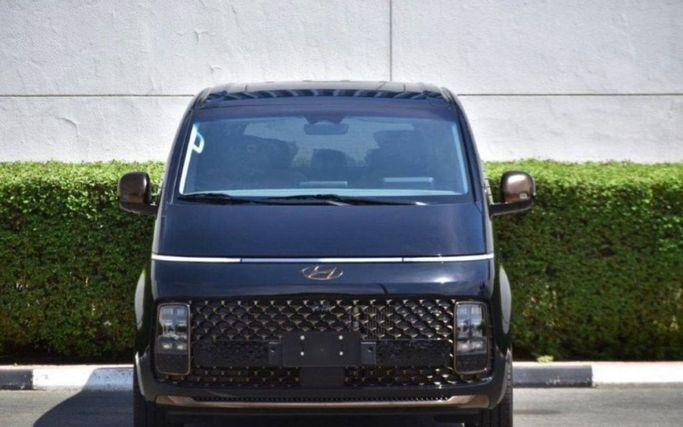 Новый Hyundai Staria, 2.2 л, 2023 в Дубае от Mohamed Hakim Motors Черный цвет. GCC | AUTO.AE