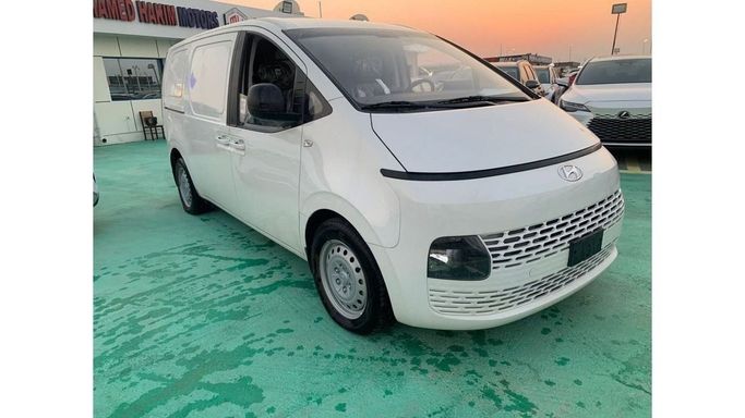 Новый Hyundai Staria, 3.5 л, 2023 в Дубае от Mohamed Hakim Motors Белый цвет.  | AUTO.AE