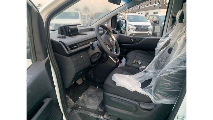 Новый Hyundai Staria, 3.5 л, 2023 в Дубае от Mohamed Hakim Motors Белый цвет.  | AUTO.AE