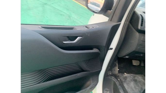 Новый Hyundai Staria, 3.5 л, 2023 в Дубае от Mohamed Hakim Motors Белый цвет.  | AUTO.AE