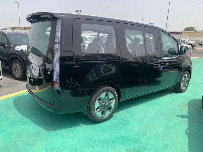 Новый Hyundai Staria, 3.5 л, 2023 в Дубае от Mohamed Hakim Motors Черный цвет. GCC | AUTO.AE