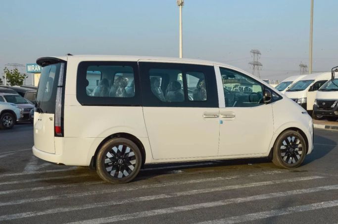 Новый Hyundai Staria, 2.2 л, 2025 в Дубае от White motors FZE Белый цвет. GCC | AUTO.AE