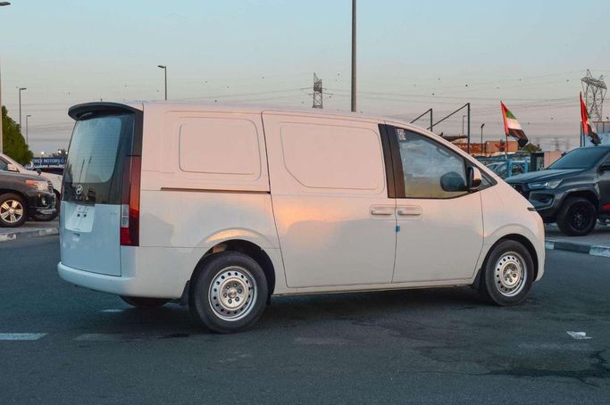 جديدة Hyundai Staria, 2.2 l, 2025 في في دبي من White motors FZE، اللون أبيض. مواصفات الخليج | AUTO.AE