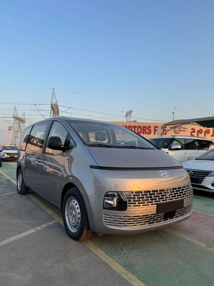 Новый Hyundai Staria, 2.2 л, 2025 в Дубае от Al Asaad Motors FZCO Серебристый цвет. Корейская | AUTO.AE