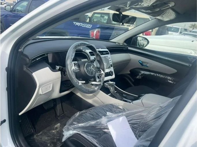 Новый Hyundai Tucson IV Рестайлинг, 2.0 л, 2023 в Дубае от Mohamed Hakim Motors Белый цвет. GCC | AUTO.AE