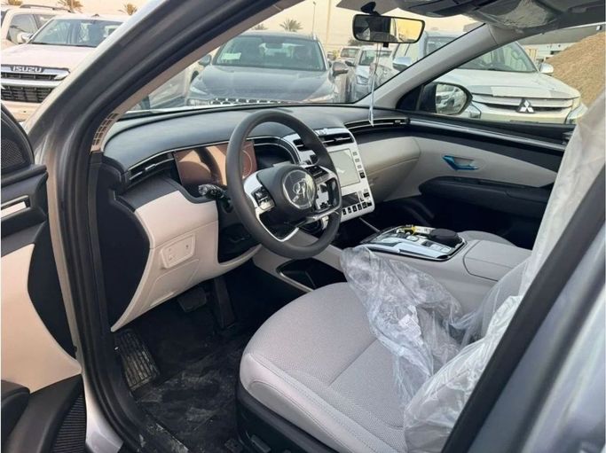 Новый Hyundai Tucson IV, 1.6 л, 2024 в Дубае от Mohamed Hakim Motors Серебристый цвет. GCC | AUTO.AE