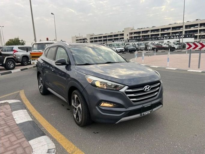 مستعملة Hyundai Tucson ثالثاً, 1.6 l, 2017 في في دبي من Shamshad Motors FZCO، اللون رمادي. المواصفات الأمريكية | AUTO.AE
