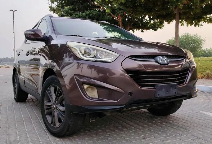 مستعملة Hyundai Tucson ثانياً, 2.0 l, 2014 في في دبي من NEW ABU TAJ MOTORS، اللون بني. مواصفات الخليج | AUTO.AE
