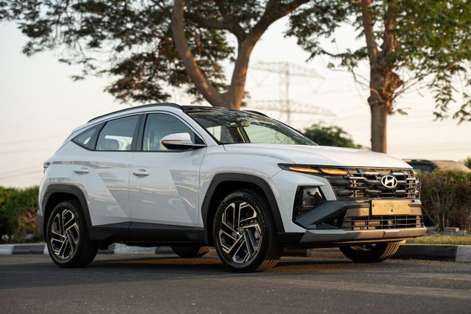 جديدة Hyundai Tucson رابعاً, 2.0 l, 2025 في في دبي من Alkady Cars، اللون أبيض. مواصفات الخليج | AUTO.AE