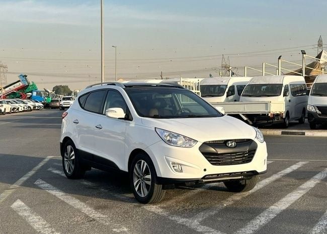 مستعملة Hyundai Tucson ثانياً, 2.4 l, 2014 في في دبي من SIKANDAR MOTORS، اللون أبيض. المواصفات الأمريكية | AUTO.AE