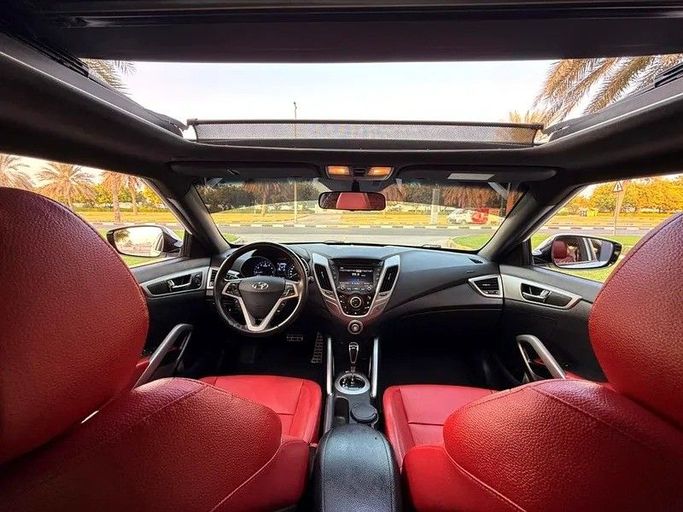 Подержанный Hyundai Veloster I Рестайлинг, 1.6 л, 2017 в Дубае от Al Qemah Used Cars Белый цвет. GCC | AUTO.AE