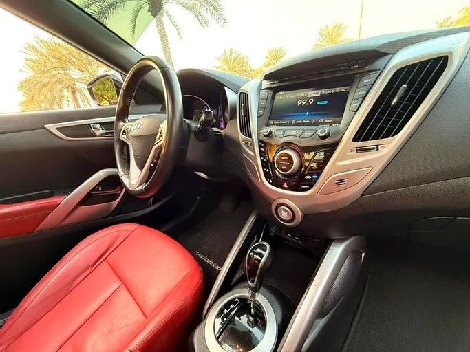 Подержанный Hyundai Veloster I Рестайлинг, 1.6 л, 2017 в Дубае от Al Qemah Used Cars Белый цвет. GCC | AUTO.AE