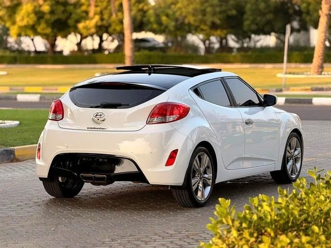 Подержанный Hyundai Veloster I Рестайлинг, 1.6 л, 2017 в Дубае от Al Qemah Used Cars Белый цвет. GCC | AUTO.AE