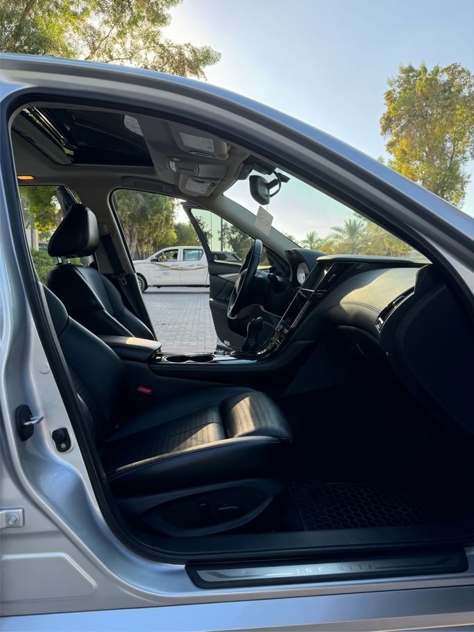 Подержанный Infiniti Q50 I Рестайлинг, 3.0 л, 2019 в Дубае Серебристый цвет.  | AUTO.AE