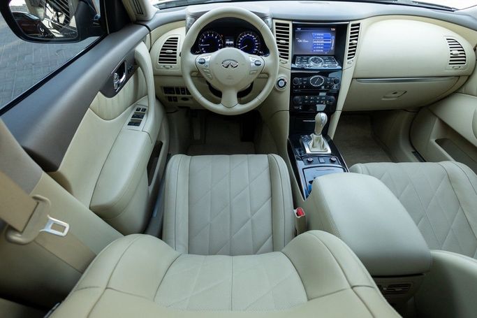 Подержанный Infiniti QX70, 3.7 л, 2017 в Дубае от Linda Cars Черный цвет. GCC | AUTO.AE