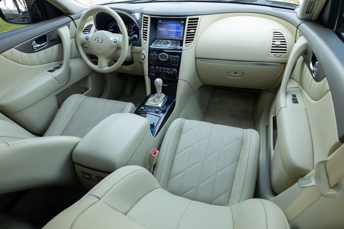 Подержанный Infiniti QX70, 3.7 л, 2017 в Дубае от Linda Cars Черный цвет. GCC | AUTO.AE