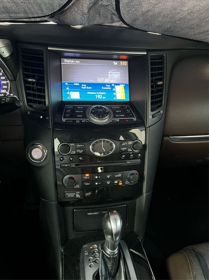 Подержанный Infiniti QX70, 3.7 л, 2019 в Дубае Коричневый цвет. GCC | AUTO.AE