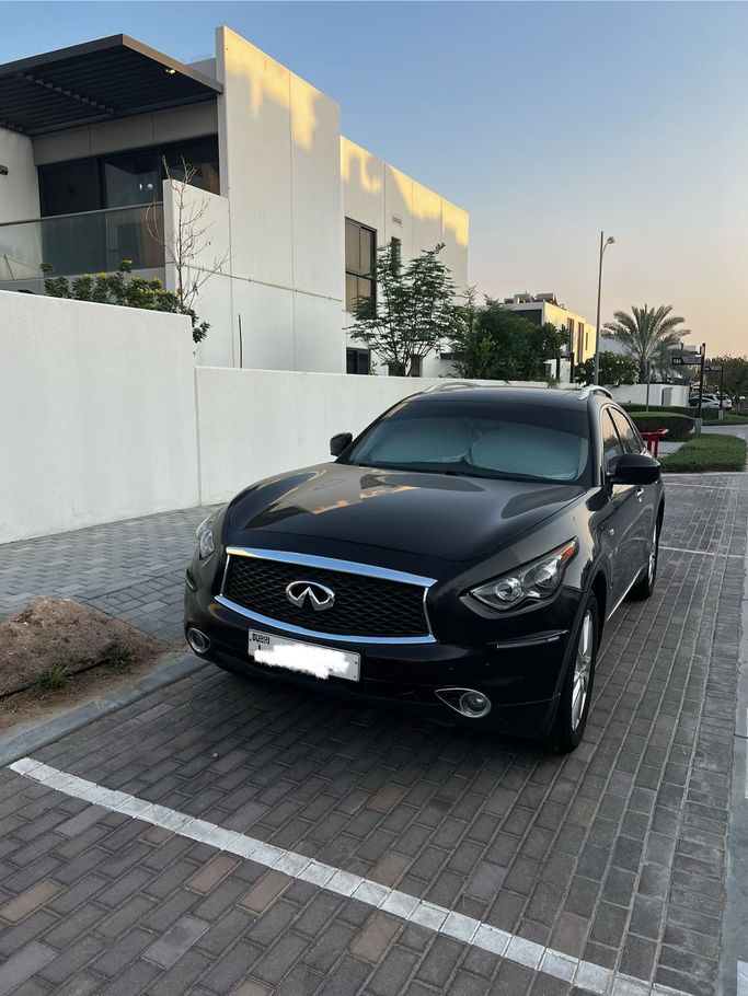 Подержанный Infiniti QX70, 3.7 л, 2019 в Дубае Коричневый цвет. GCC | AUTO.AE