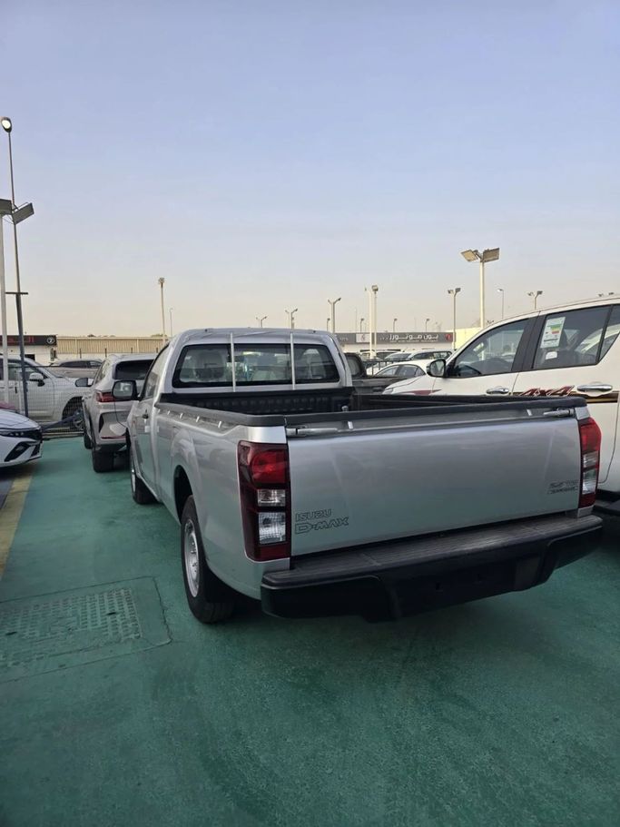 Новый Isuzu D-Max III, 2.5 л, 2025 в Дубае от Mohamed Hakim Motors Серебристый цвет. GCC | AUTO.AE