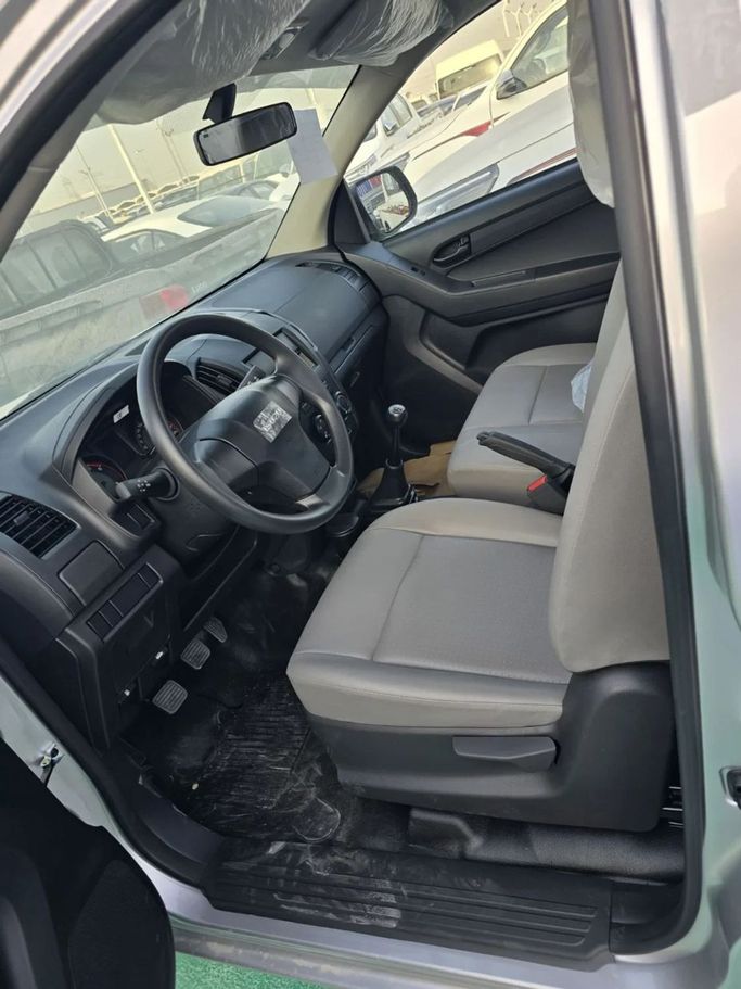 Новый Isuzu D-Max III, 2.5 л, 2025 в Дубае от Mohamed Hakim Motors Серебристый цвет. GCC | AUTO.AE