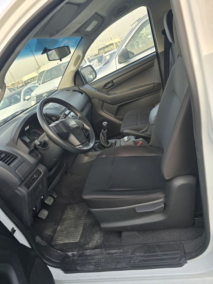 Новый Isuzu D-Max III, 2.5 л, 2025 в Дубае от Mohamed Hakim Motors Белый цвет. Other | AUTO.AE