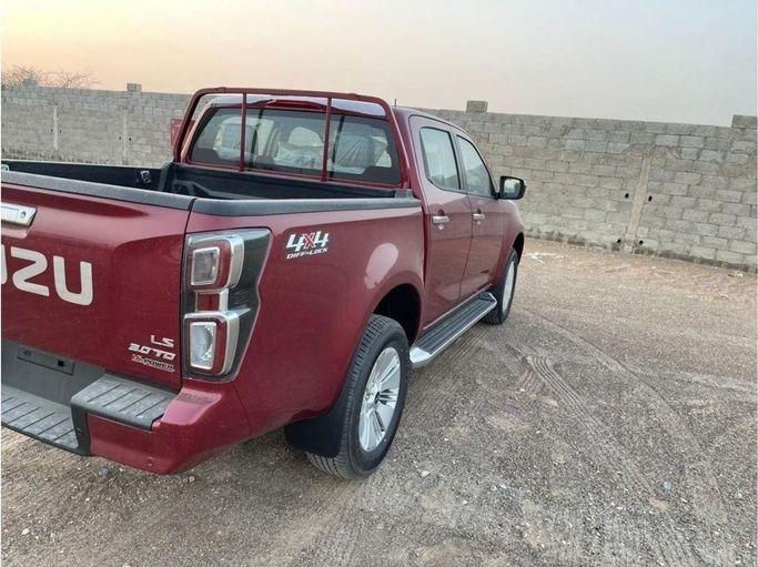 Новый Isuzu D-Max III, 3.0 л, 2025 в Дубае от Mohamed Hakim Motors Красный цвет. GCC | AUTO.AE
