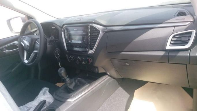 Новый Isuzu D-Max III, 2.5 л, 2025 в Дубае от Mohamed Hakim Motors Красный цвет. GCC | AUTO.AE