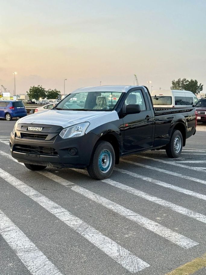 New Isuzu D-Max II Facelift, 2.5 l, 2026 in UAE, Dubai by Signature Motors FZE, Black color. GCC Specs | AUTO.AE | Listing #278487