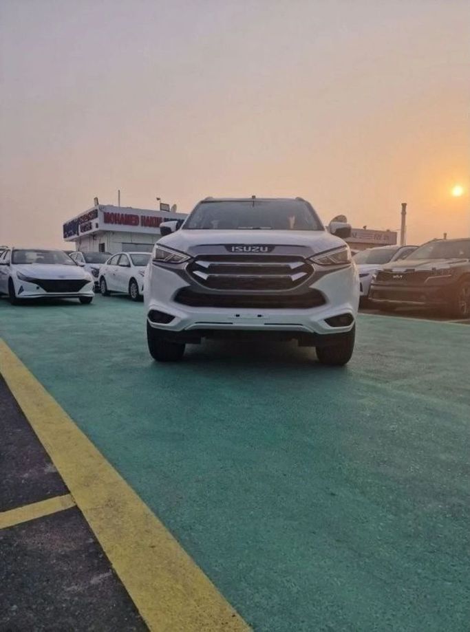 Новый Isuzu MU-X II Рестайлинг, 3.0 л, 2024 в Дубае от Mohamed Hakim Motors Белый цвет. GCC | AUTO.AE