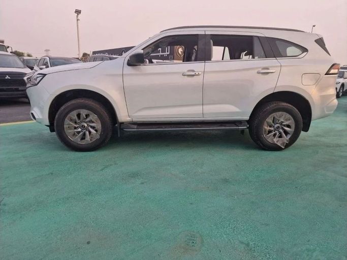 Новый Isuzu MU-X II Рестайлинг, 3.0 л, 2024 в Дубае от Mohamed Hakim Motors Белый цвет. GCC | AUTO.AE