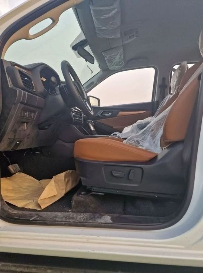 Новый Isuzu MU-X II Рестайлинг, 3.0 л, 2024 в Дубае от Mohamed Hakim Motors Белый цвет. GCC | AUTO.AE