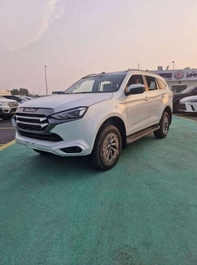 Новый Isuzu MU-X II Рестайлинг, 3.0 л, 2024 в Дубае от Mohamed Hakim Motors Белый цвет. GCC | AUTO.AE