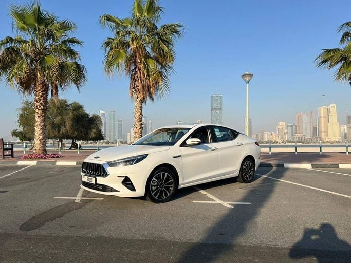 JAC J7 I, 2024 лифтбэк  класса в Дубае от JON Luxury Car Rental LLC белый цвет | AUTO.AE