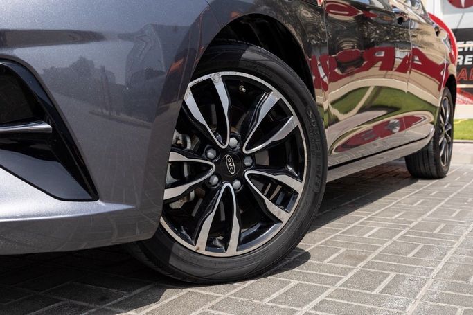 Подержанный JAC J7 I, 1.5 л, 2023 в Дубае от Linda Cars Серый цвет. GCC | AUTO.AE