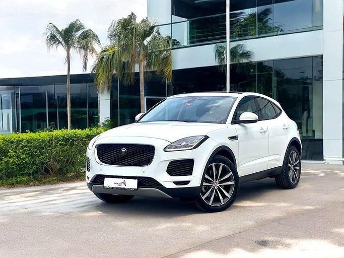 Подержанный Jaguar E-Pace I, 2.0 л, 2019 в Дубае от Andaleeb Cars Белый цвет. GCC | AUTO.AE