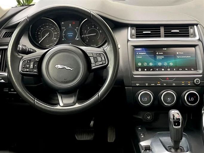 Подержанный Jaguar E-Pace I, 2.0 л, 2019 в Дубае от Andaleeb Cars Белый цвет. GCC | AUTO.AE