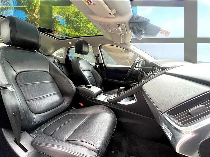 Подержанный Jaguar E-Pace I, 2.0 л, 2019 в Дубае от Andaleeb Cars Белый цвет. GCC | AUTO.AE