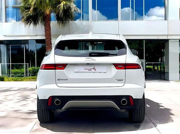 Подержанный Jaguar E-Pace I, 2.0 л, 2019 в Дубае от Andaleeb Cars Белый цвет. GCC | AUTO.AE