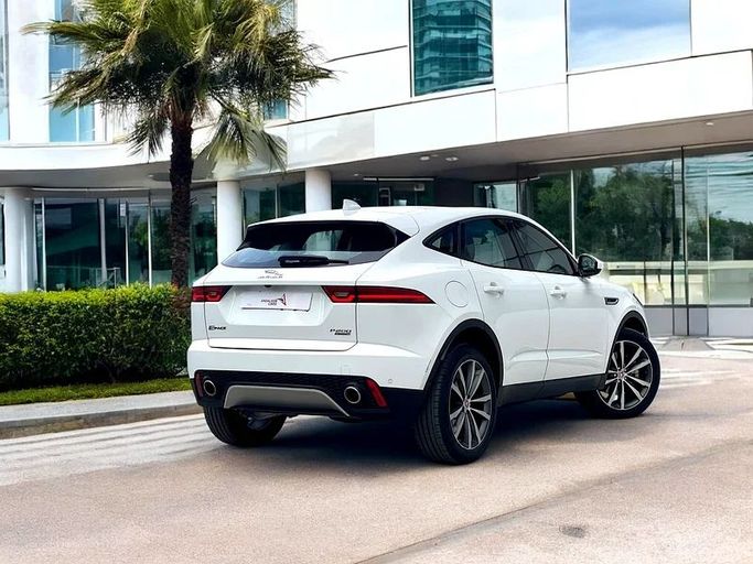 Подержанный Jaguar E-Pace I, 2.0 л, 2019 в Дубае от Andaleeb Cars Белый цвет. GCC | AUTO.AE