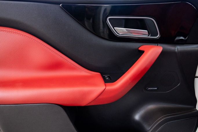 Подержанный Jaguar F-Pace S I, 3.0 л, 2017 в Дубае от Linda Cars Белый цвет. GCC | AUTO.AE