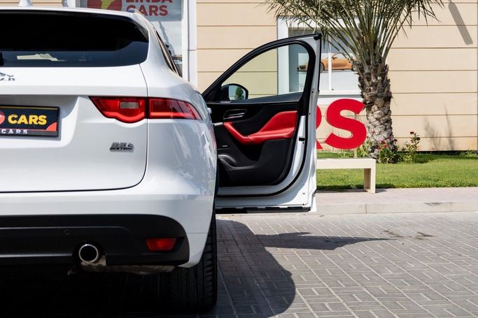 Подержанный Jaguar F-Pace S I, 3.0 л, 2017 в Дубае от Linda Cars Белый цвет. GCC | AUTO.AE