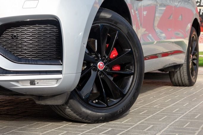 Подержанный Jaguar F-Pace I Рестайлинг, 2.0 л, 2021 в Дубае от Linda Cars Серебристый цвет. GCC | AUTO.AE