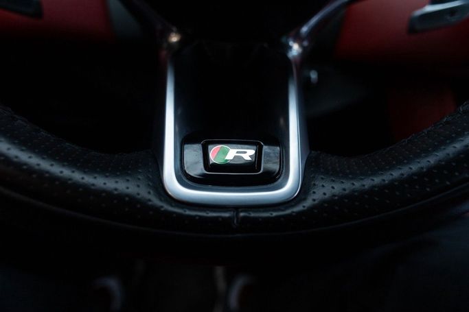 Подержанный Jaguar F-Pace I Рестайлинг, 2.0 л, 2021 в Дубае от Linda Cars Серебристый цвет. GCC | AUTO.AE